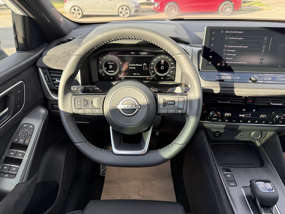 Fahrzeugabbildung Nissan QASHQAI 1.3 DIG-T 158PS Xtronic Tekna Premium Paket