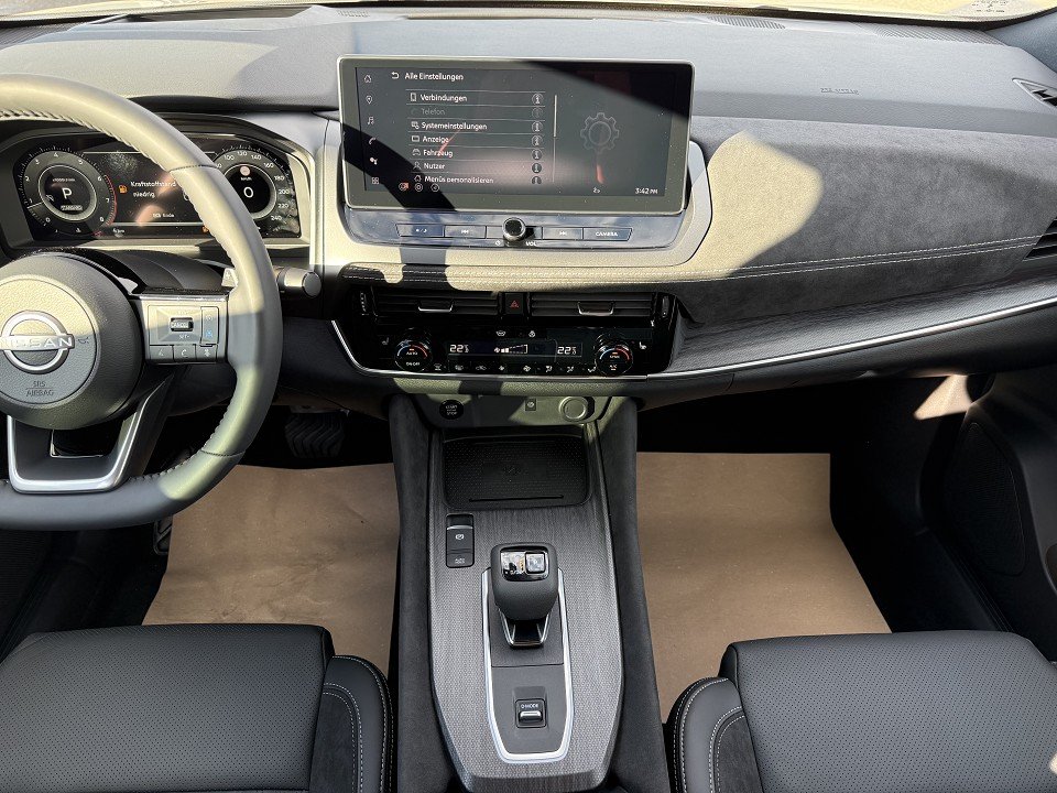 Fahrzeugabbildung Nissan QASHQAI 1.3 DIG-T 158PS Xtronic Tekna Premium Paket