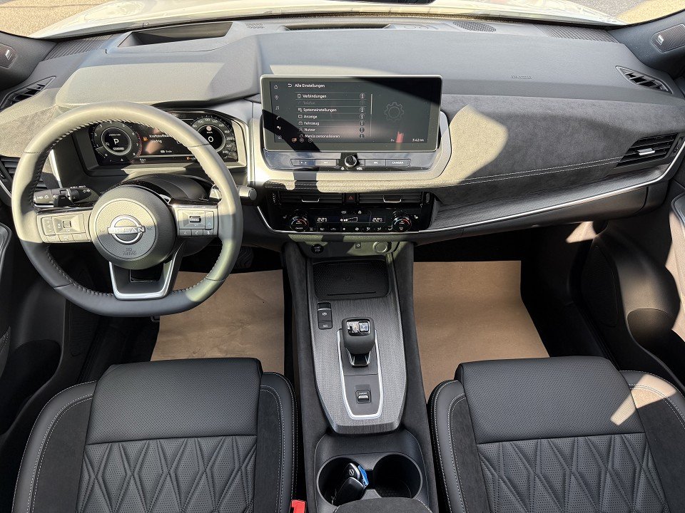 Fahrzeugabbildung Nissan QASHQAI 1.3 DIG-T 158PS Xtronic Tekna Premium Paket