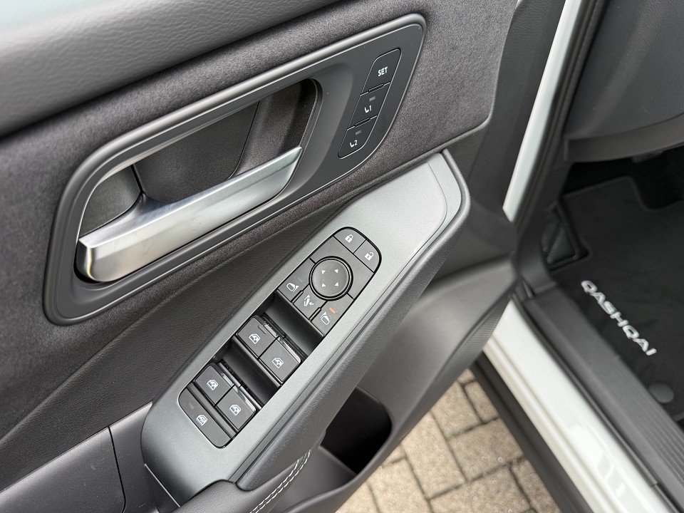Fahrzeugabbildung Nissan QASHQAI 1.3 DIG-T X-Tronic 4x2 Tekna Premium Paket 2Farben