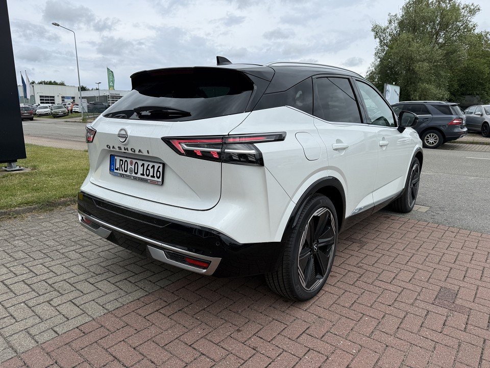 Fahrzeugabbildung Nissan QASHQAI 1.3 DIG-T X-Tronic 4x2 Tekna Premium Paket 2Farben