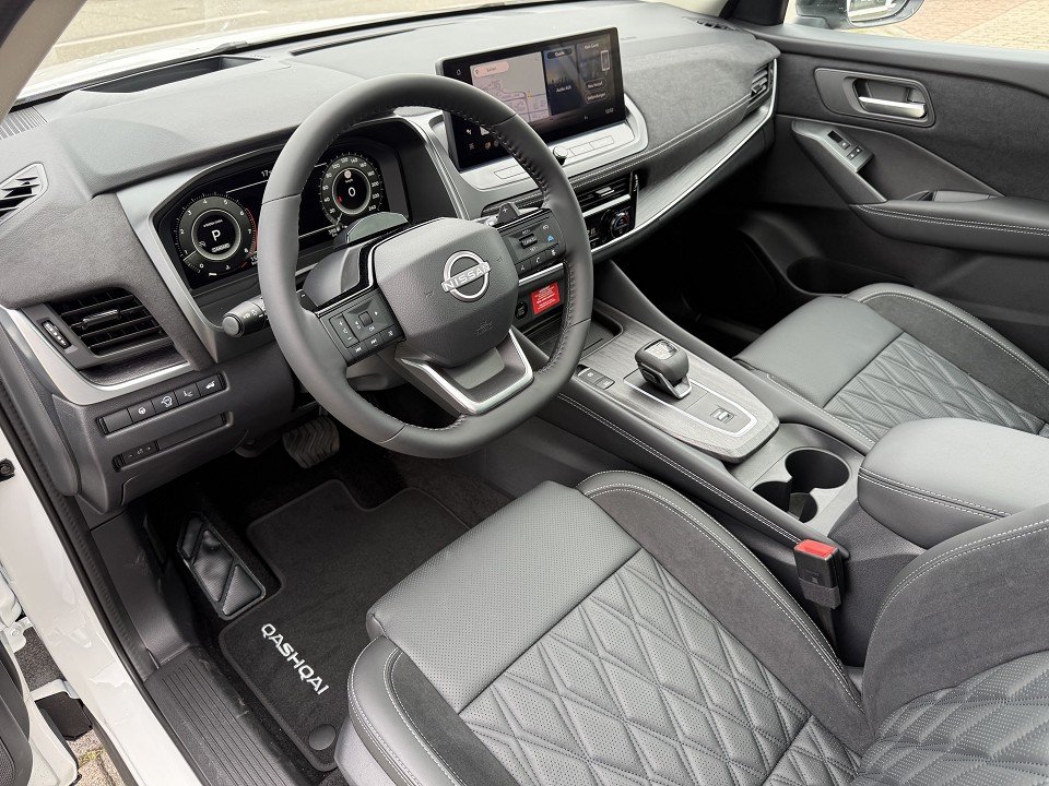 Fahrzeugabbildung Nissan QASHQAI 1.3 DIG-T X-Tronic 4x2 Tekna Premium Paket 2Farben