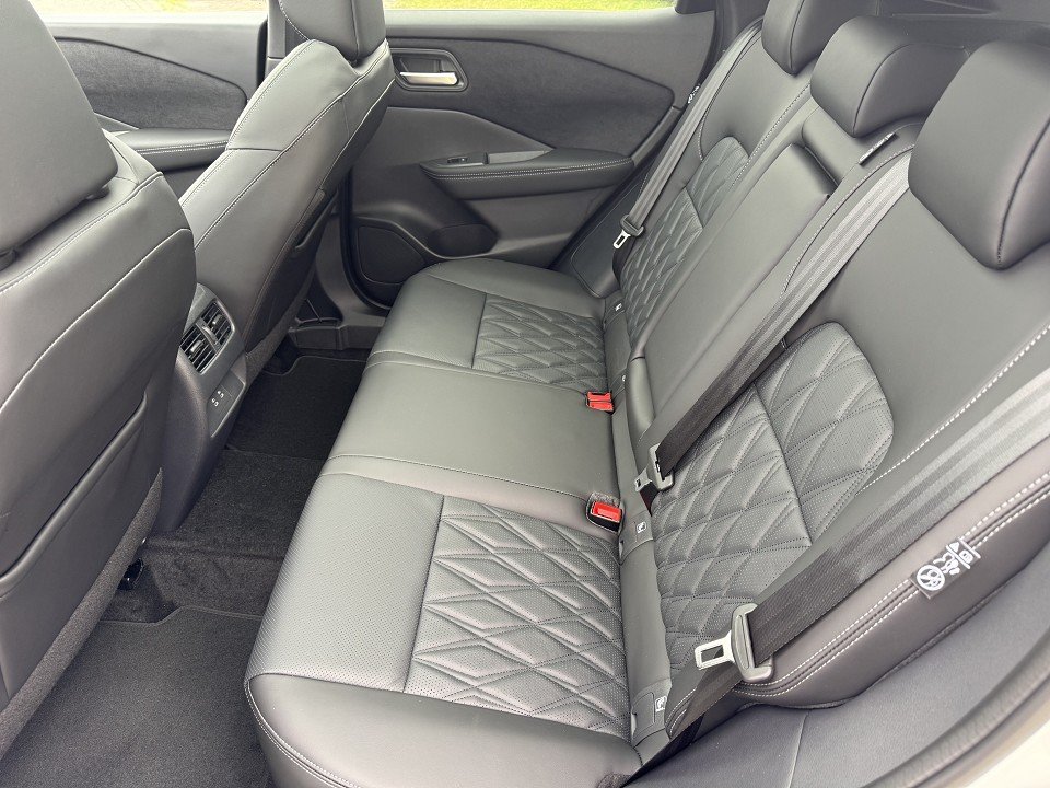 Fahrzeugabbildung Nissan QASHQAI 1.3 DIG-T X-Tronic 4x2 Tekna Premium Paket 2Farben