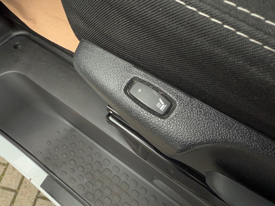 Fahrzeugabbildung Nissan NV300 Kombi9 L2H1 2,9t MT PRE 2ST AHK Navi EB