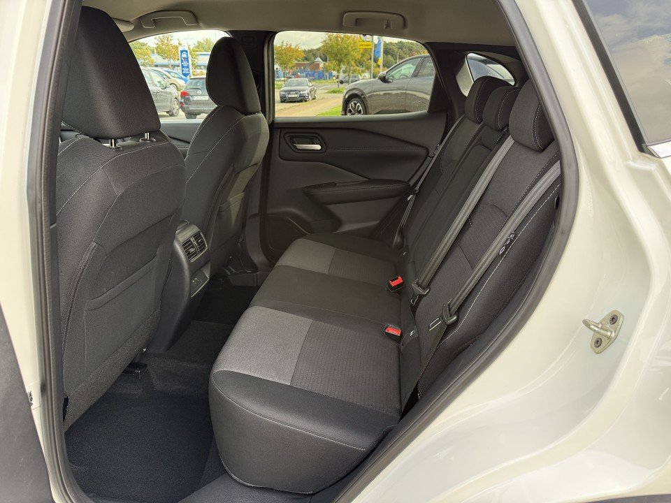 Fahrzeugabbildung Nissan Qashqai 1.3 DIG-T 4x4 N-Connecta Winter Business 2 Farben