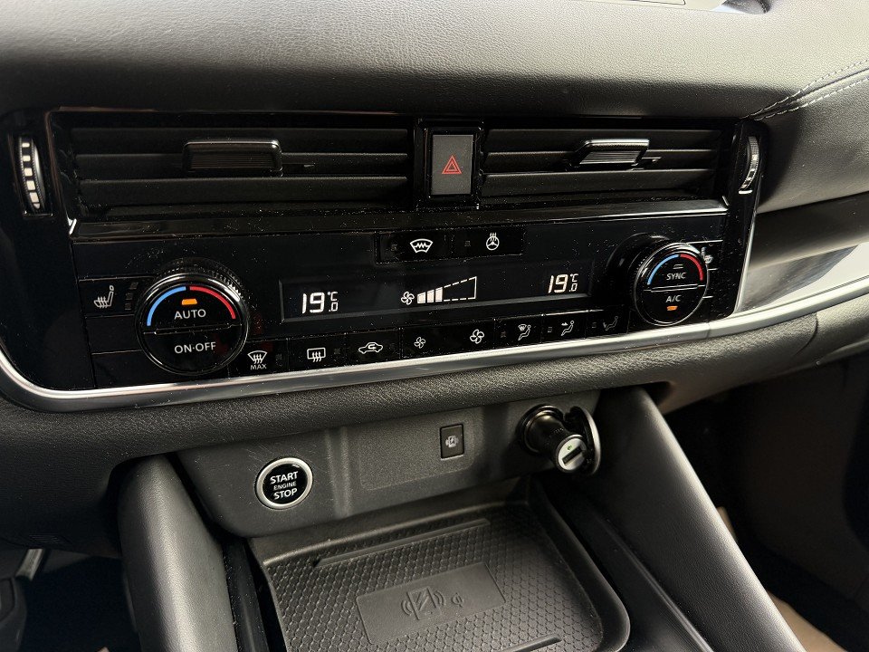 Fahrzeugabbildung Nissan Qashqai 1.3 DIG-T 4x4 N-Connecta Winter Business 2 Farben