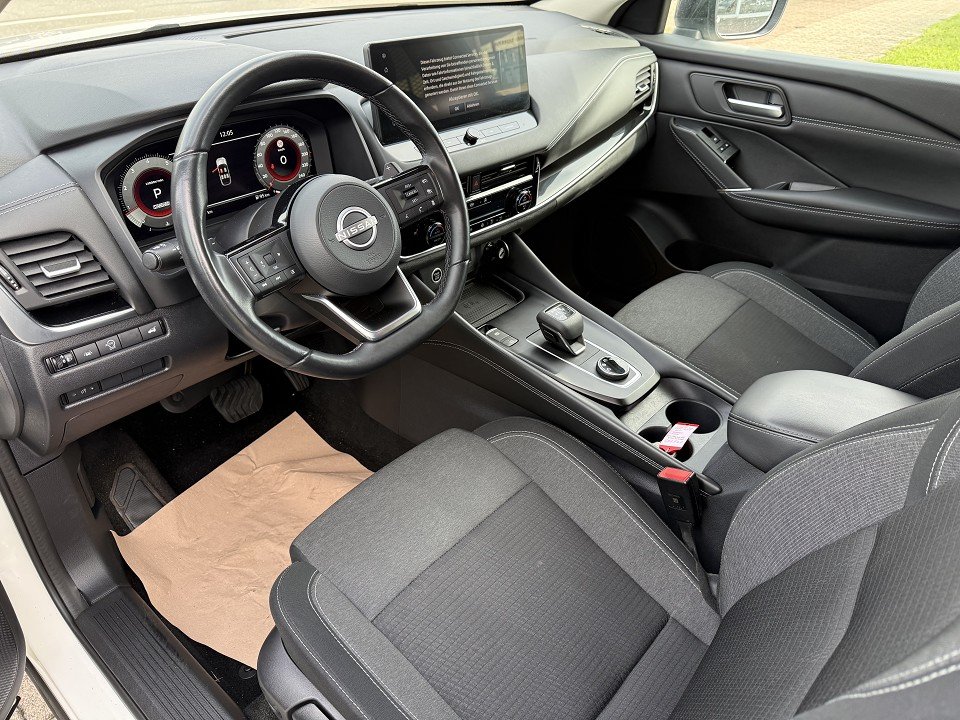 Fahrzeugabbildung Nissan Qashqai 1.3 DIG-T 4x4 N-Connecta Winter Business 2 Farben