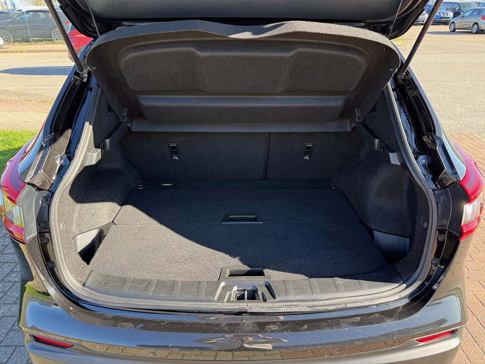 Fahrzeugabbildung Nissan QASHQAI 1.2 DIG-T 6MT 4x2 N-Connecta