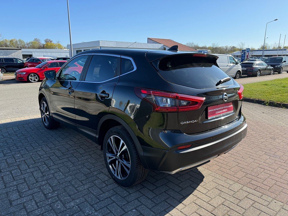 Fahrzeugabbildung Nissan QASHQAI 1.2 DIG-T 6MT 4x2 N-Connecta