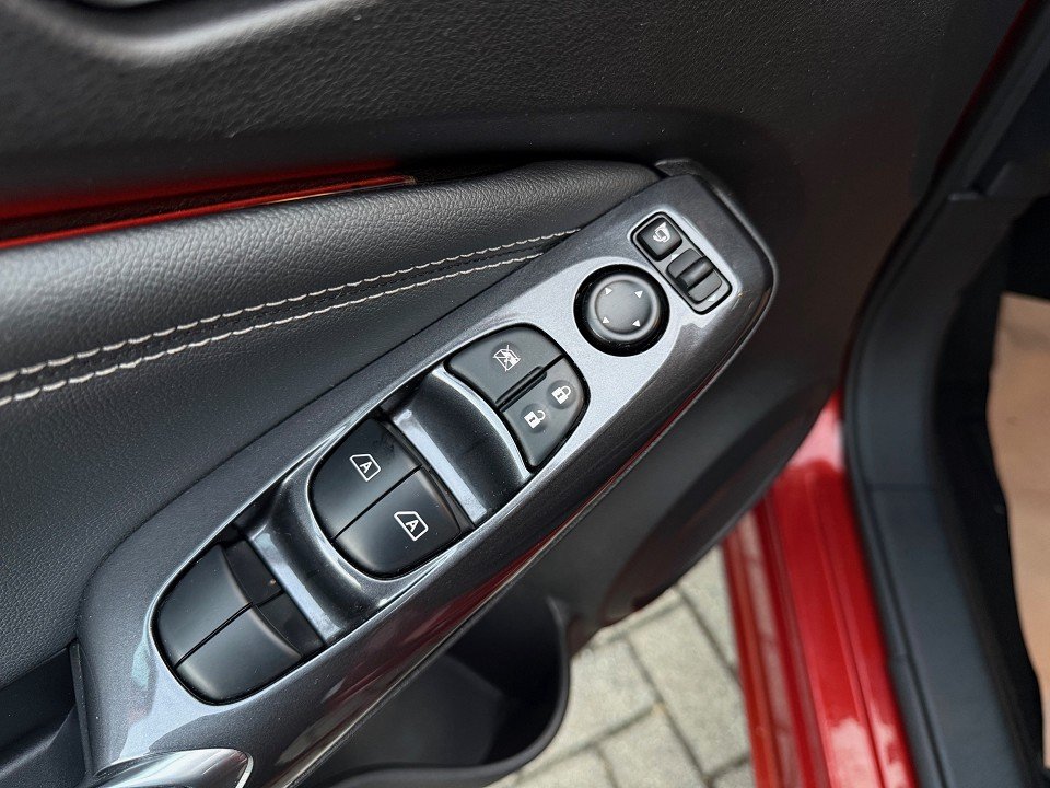 Fahrzeugabbildung Nissan JUKE DIG-T 117PS 6MT N-Connecta NC Winter 2 Farben