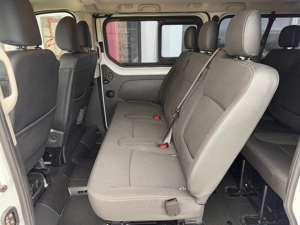 Fahrzeugabbildung Nissan NV300 Kombi9 L2H1 2,9t MT PRE 2ST AHK Navi EB