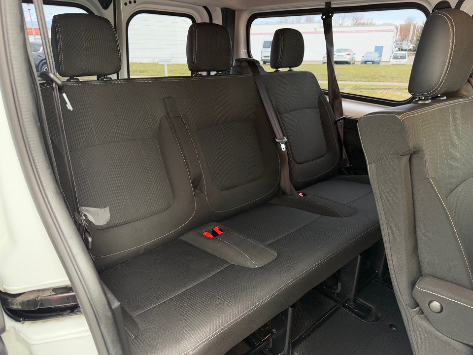 Fahrzeugabbildung Nissan NV300 Kombi9 L2H1 2,9t MT PRE 2ST AHK Navi EB